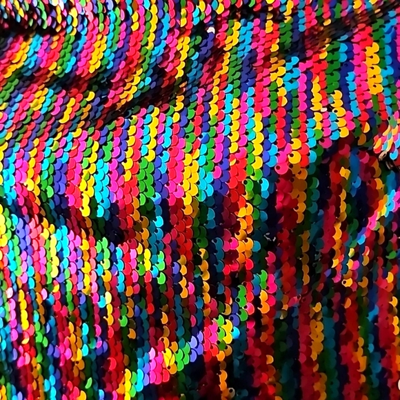 Forever 21 off-shoulder sequin crop-top, size medium, zip closure on back - Picture 2 of 4